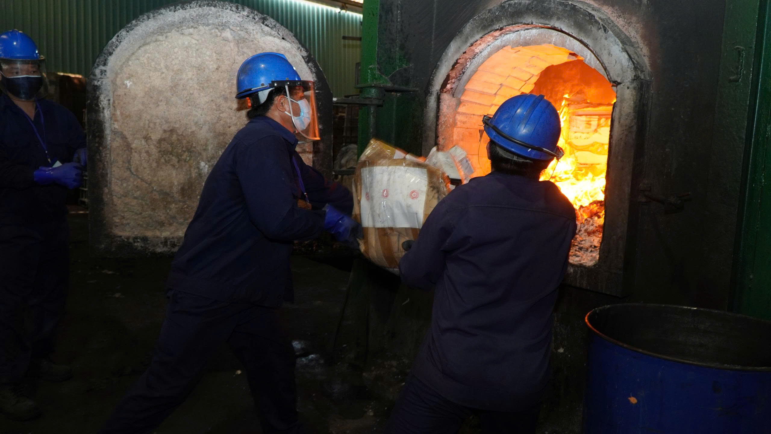 TP HCM vừa đốt hơn nửa tấn ma tuý - Ảnh 3.