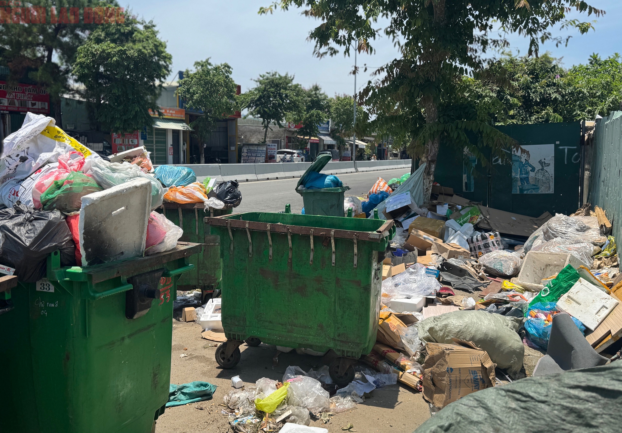 Rác ngập đường ở Đà Nẵng, bãi rác và đơn vị thu gom đùn đẩy trách nhiệm - Ảnh 2.