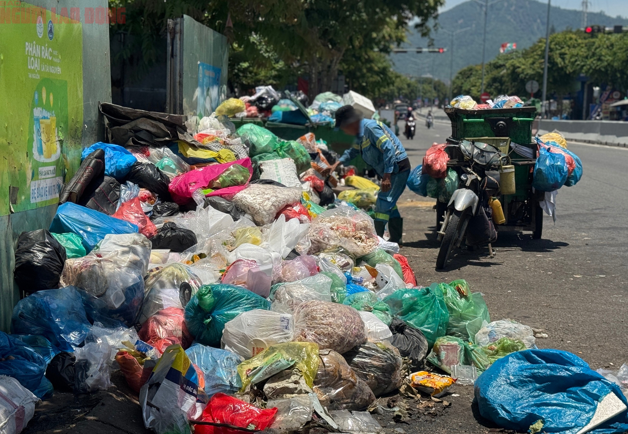 Rác ngập đường ở Đà Nẵng, bãi rác và đơn vị thu gom đùn đẩy trách nhiệm - Ảnh 5.