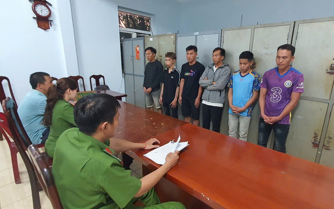 Sau bữa rượu ốc, 2 nam thanh niên rủ 2 bé gái 12 và 13 tuổi thuê phòng nghỉ quan hệ tình dục- Ảnh 2.