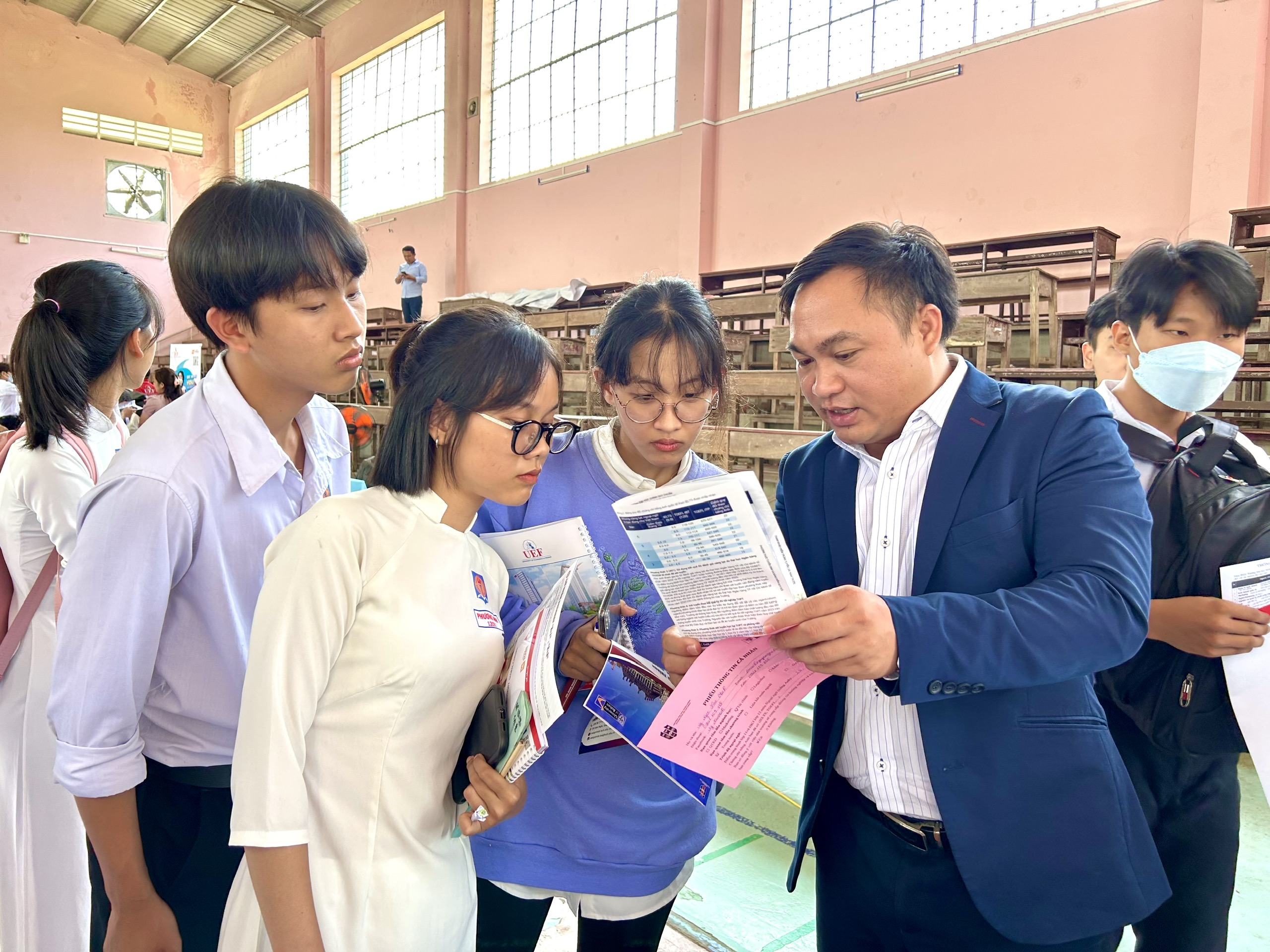 ມະຫາວິທະຍາໄລການທະນາຄານນະຄອນໂຮ່ຈິມິນປະກາດຂໍ້ມູນການເຂົ້າຮຽນປີ 2025 ຢ່າງເປັນທາງການ - ຮູບ 1. Trường ĐH Ngân hàng TP HCM chính thức công bố thông tin tuyển sinh 2025- Ảnh 1.