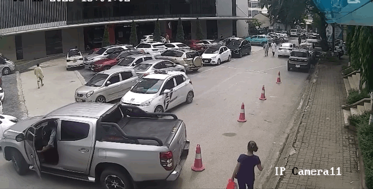 VIDEO: Tài xế lùi xe bán tải qua người phụ nữ đi bộ trong bệnh viện- Ảnh 1. VIDEO: Tài xế lùi xe bán tải qua người phụ nữ đi bộ trong bệnh viện- Ảnh 1.