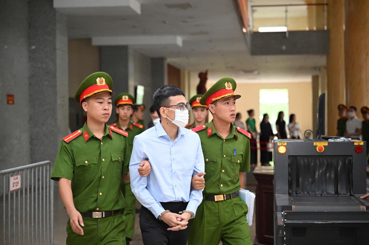 Hàng chục bị cáo tới tòa phúc thẩm, không thấy cựu Chủ tịch FLC Trịnh Văn Quyết- Ảnh 5. Hàng chục bị cáo tới tòa phúc thẩm, không thấy cựu Chủ tịch FLC Trịnh Văn Quyết- Ảnh 5.