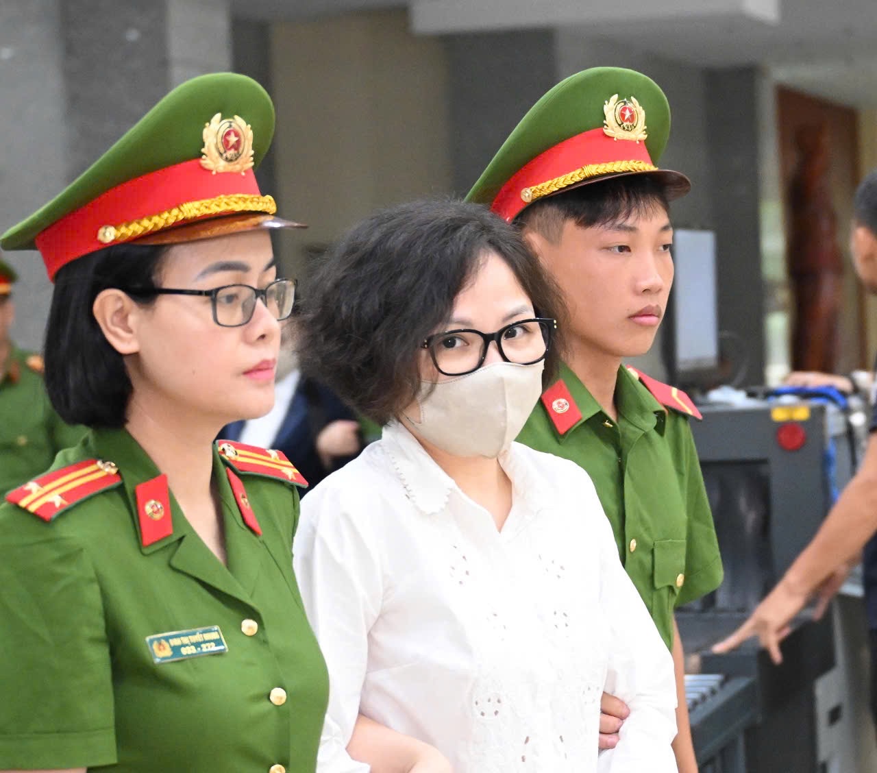 Hàng chục bị cáo tới tòa phúc thẩm, không thấy cựu Chủ tịch FLC Trịnh Văn Quyết- Ảnh 8. Hàng chục bị cáo tới tòa phúc thẩm, không thấy cựu Chủ tịch FLC Trịnh Văn Quyết- Ảnh 8.