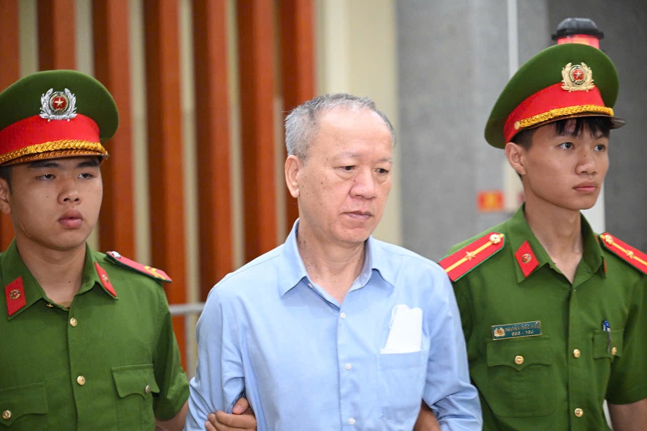 Hàng chục bị cáo tới tòa phúc thẩm, không thấy cựu Chủ tịch FLC Trịnh Văn Quyết- Ảnh 15. Hàng chục bị cáo tới tòa phúc thẩm, không thấy cựu Chủ tịch FLC Trịnh Văn Quyết- Ảnh 15.