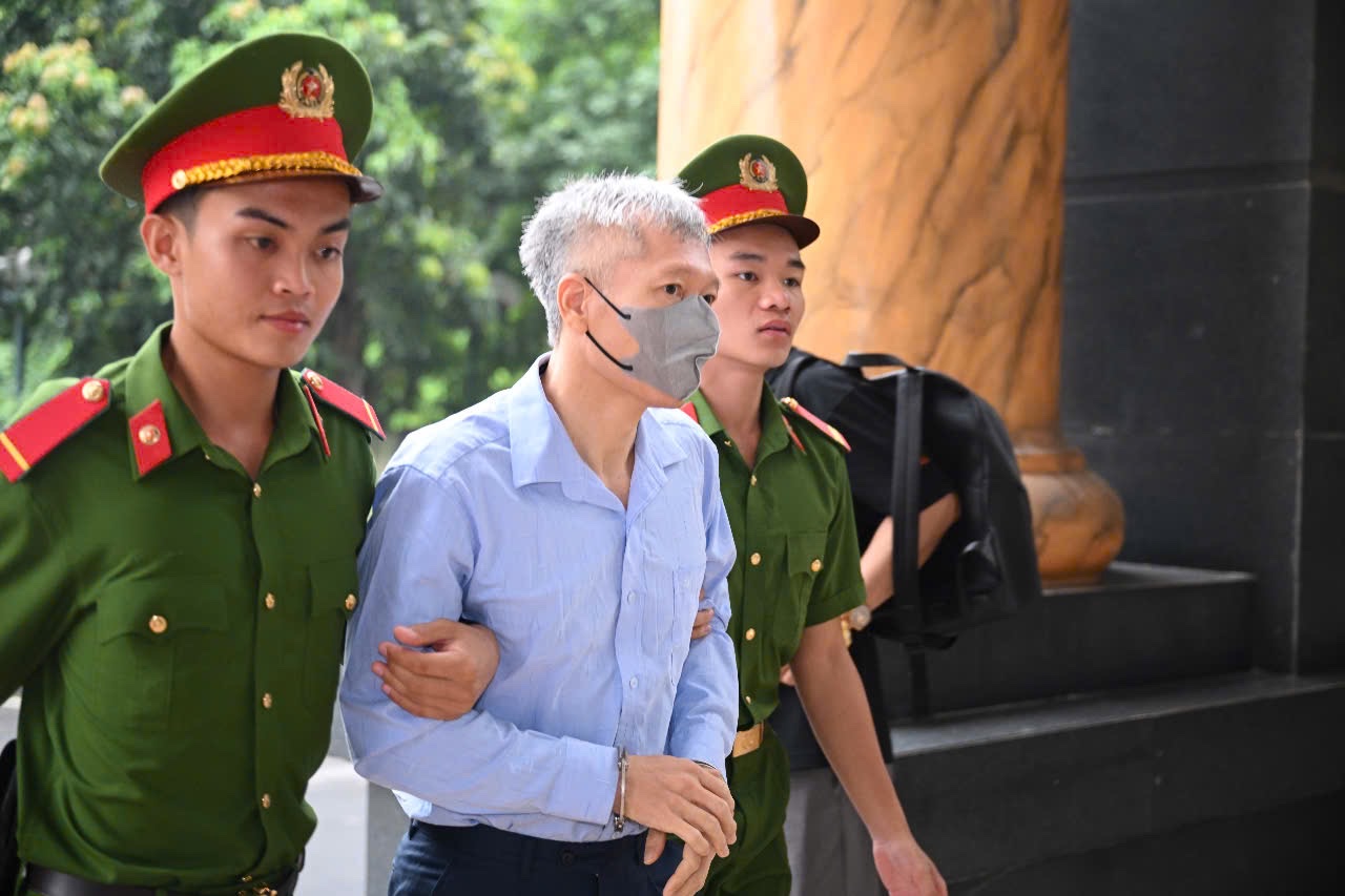 Hàng chục bị cáo tới tòa phúc thẩm, không thấy cựu Chủ tịch FLC Trịnh Văn Quyết- Ảnh 11. Hàng chục bị cáo tới tòa phúc thẩm, không thấy cựu Chủ tịch FLC Trịnh Văn Quyết- Ảnh 11.