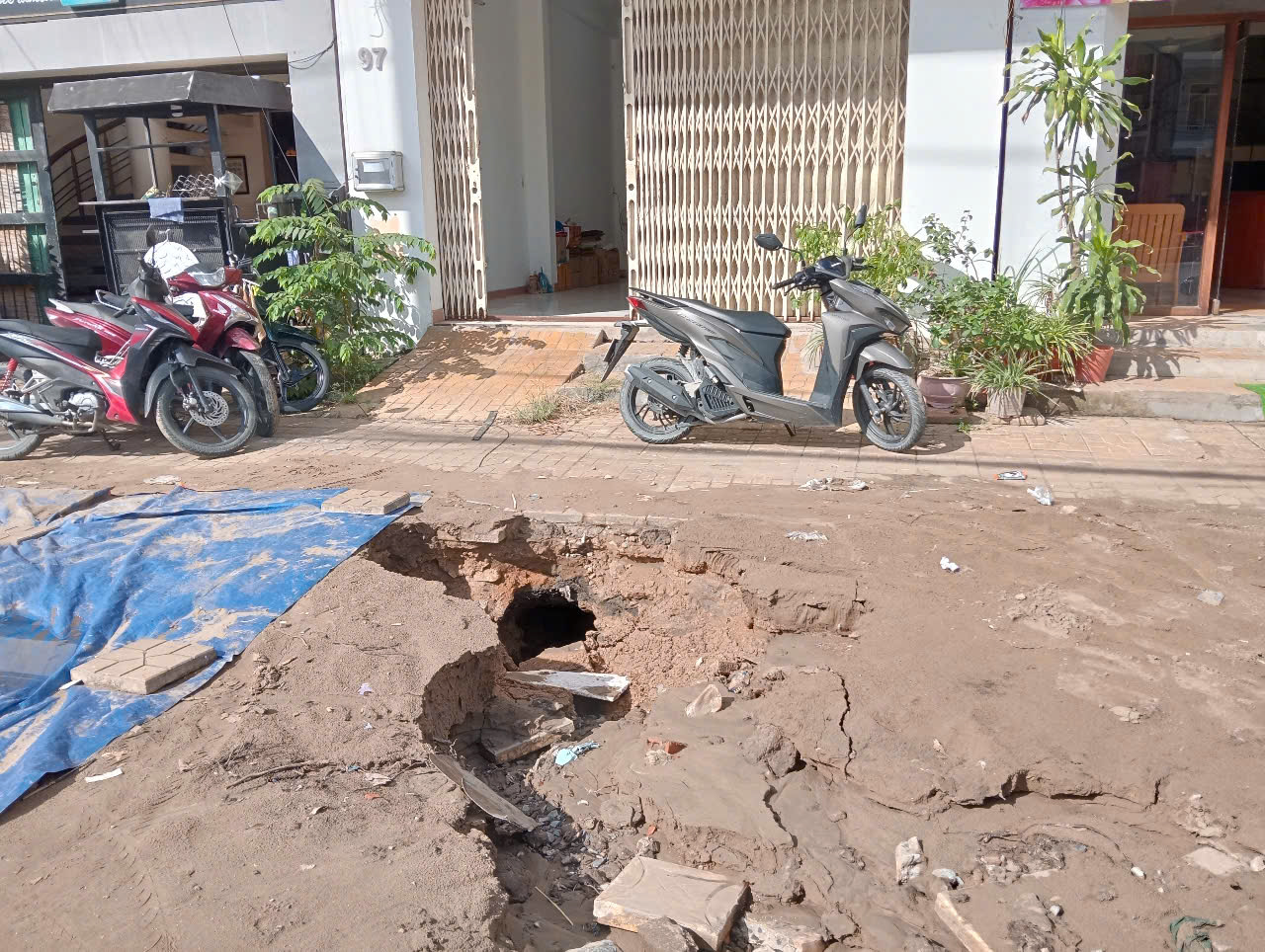 Cần Thơ: Gần 50 tỉ đồng nâng cấp đoạn đường ngắn nhưng thi công rất nham nhở- Ảnh 3.
