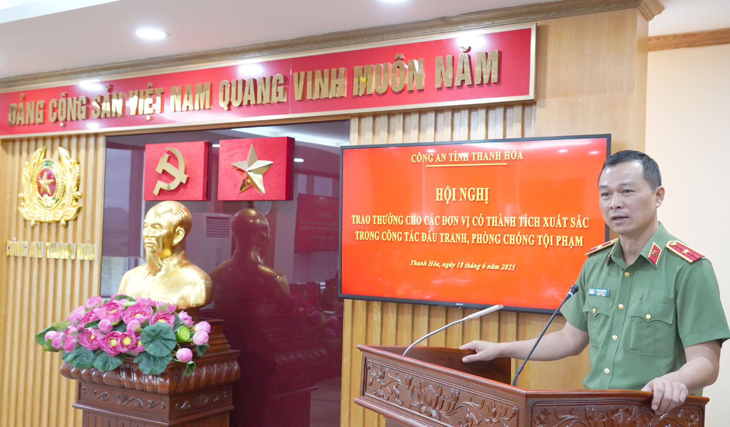 Tân Giám đốc Công an tỉnh Thanh Hóa trao thưởng cho các đơn vị có thành tích xuất sắc- Ảnh 3. Tân Giám đốc Công an tỉnh Thanh Hóa trao thưởng cho các đơn vị có thành tích xuất sắc- Ảnh 3.