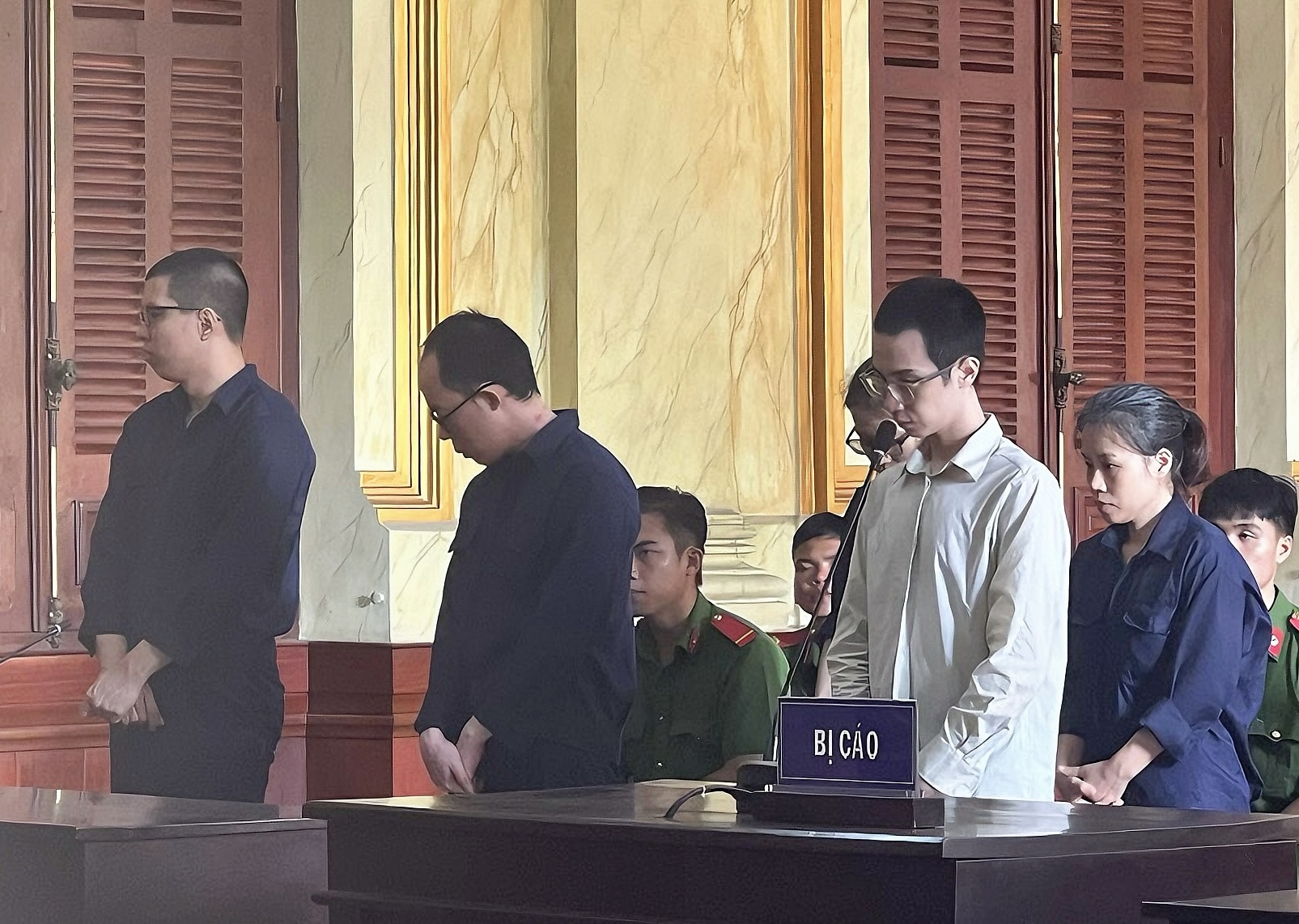 Nhân viên khai vô tình