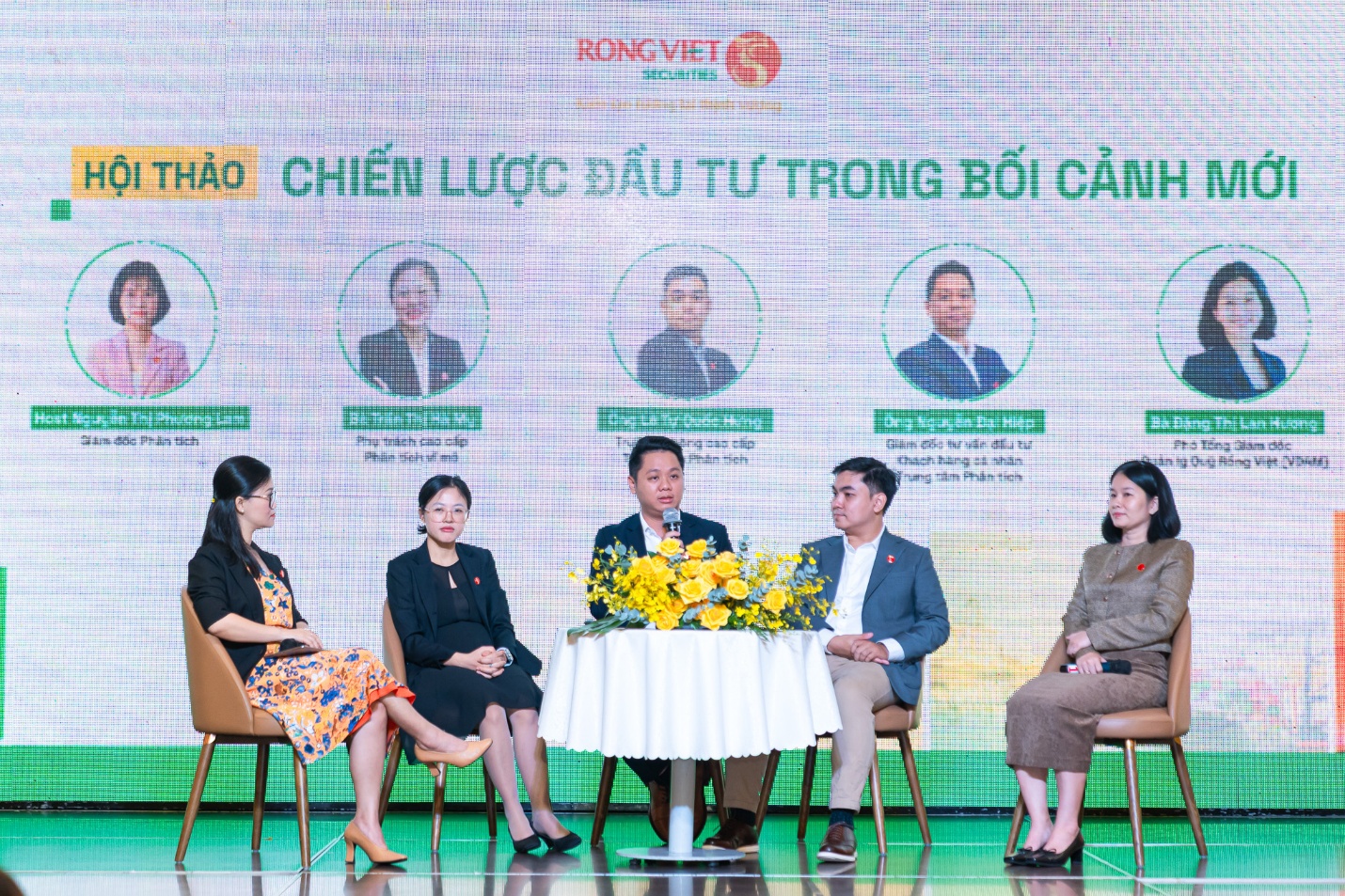 Chứng khoán Rồng Việt đạt giải “Dịch vụ Phân tích và Tư vấn đầu tư tốt nhất Việt Nam 2025”- Ảnh 3. Chứng khoán Rồng Việt đạt giải “Dịch vụ Phân tích và Tư vấn đầu tư tốt nhất Việt Nam 2025”- Ảnh 3.