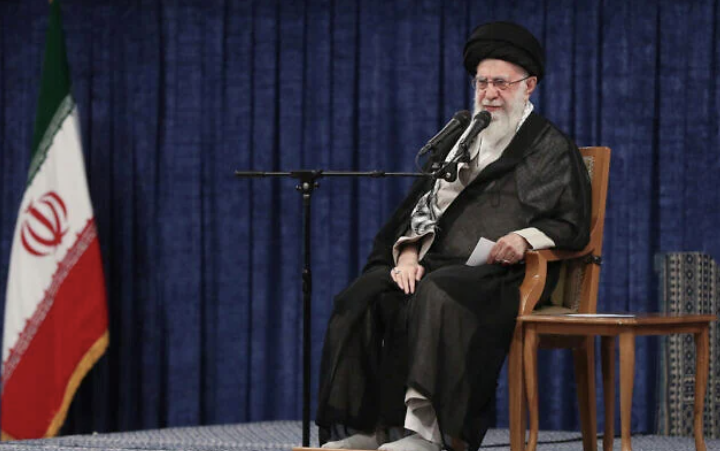 Lãnh tụ tối cao Iran lên tiếng, tên lửa "trừng phạt" lao vào Israel - Ảnh 1. Lãnh tụ tối cao Iran lên tiếng, tên lửa "trừng phạt" lao vào Israel - Ảnh 1.