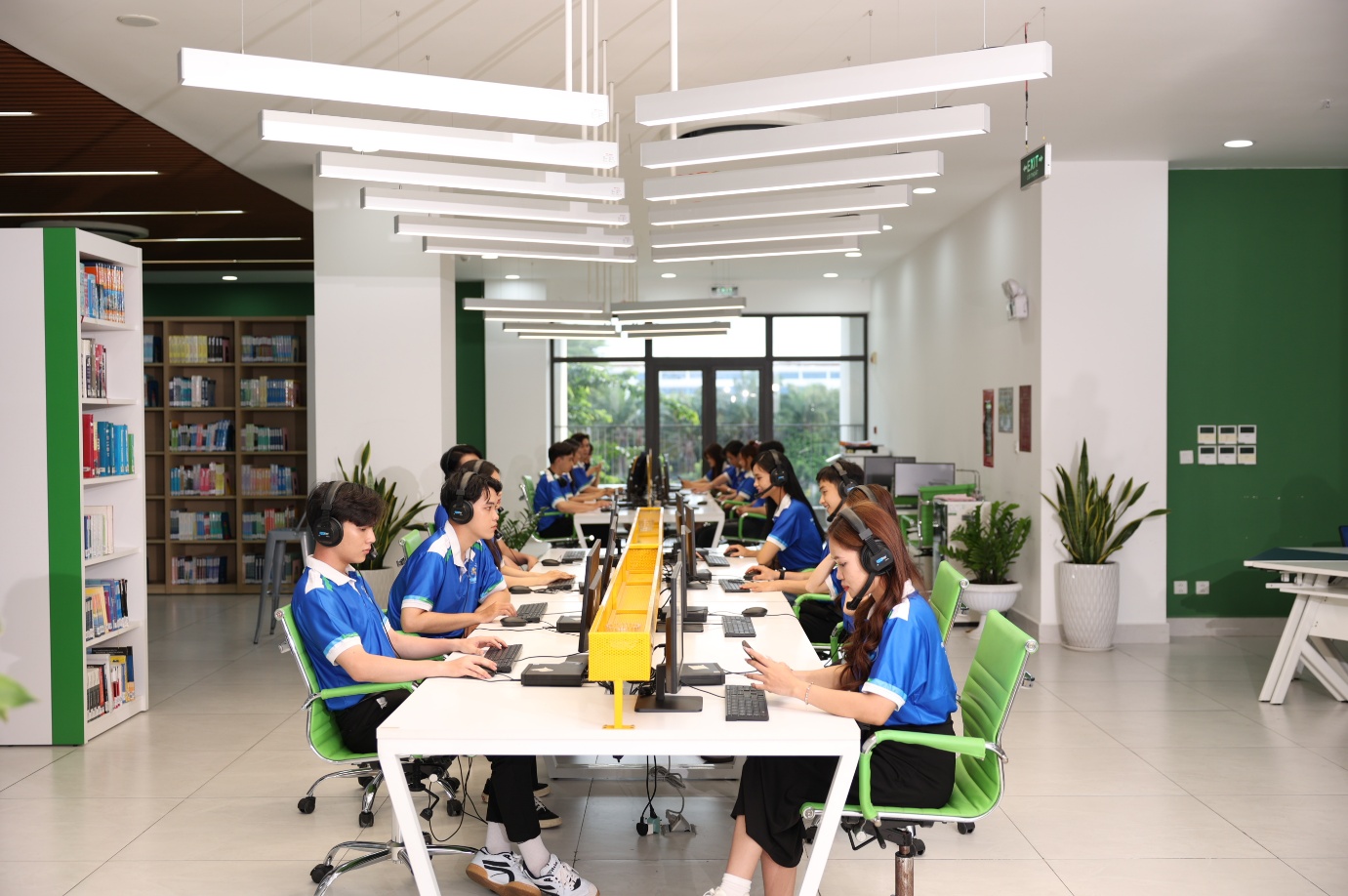 Trường Đại học Văn Hiến nhận hồ sơ dự tuyển đại học: Nộp hồ sơ sớm, nhận ngay học bổng - Ảnh 2.
