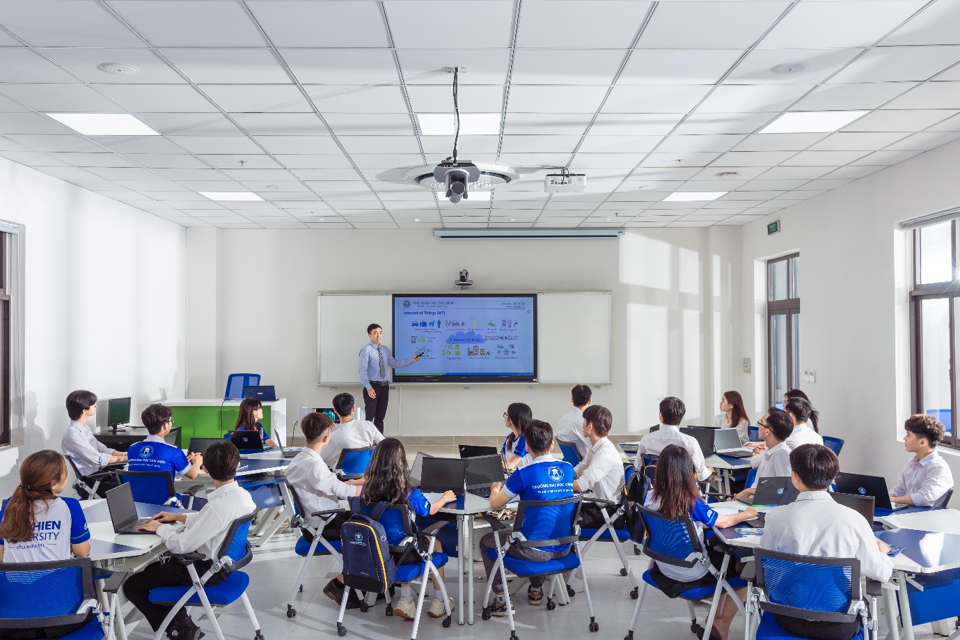 Trường Đại học Văn Hiến nhận hồ sơ dự tuyển đại học: Nộp hồ sơ sớm, nhận ngay học bổng - Ảnh 3.