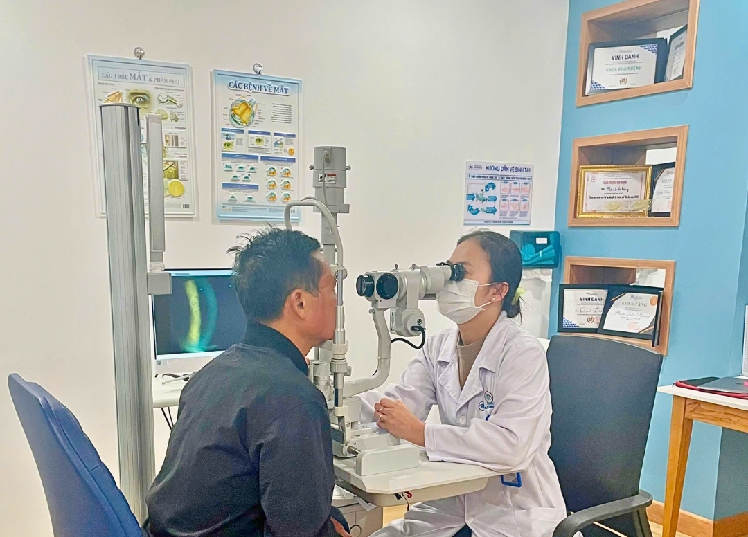 Bỏng mắt - nguy cơ đến từ đèn UV hồ cá, keo dán 502- Ảnh 1. Bỏng mắt - nguy cơ đến từ đèn UV hồ cá, keo dán 502- Ảnh 1.