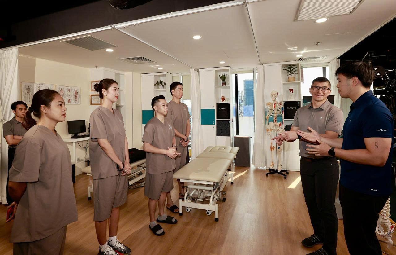 Dàn sao thể thao trải nghiệm cùng chuyên gia vật lý trị liệu Úc- Ảnh 1. Dàn sao thể thao trải nghiệm cùng chuyên gia vật lý trị liệu Úc- Ảnh 1.