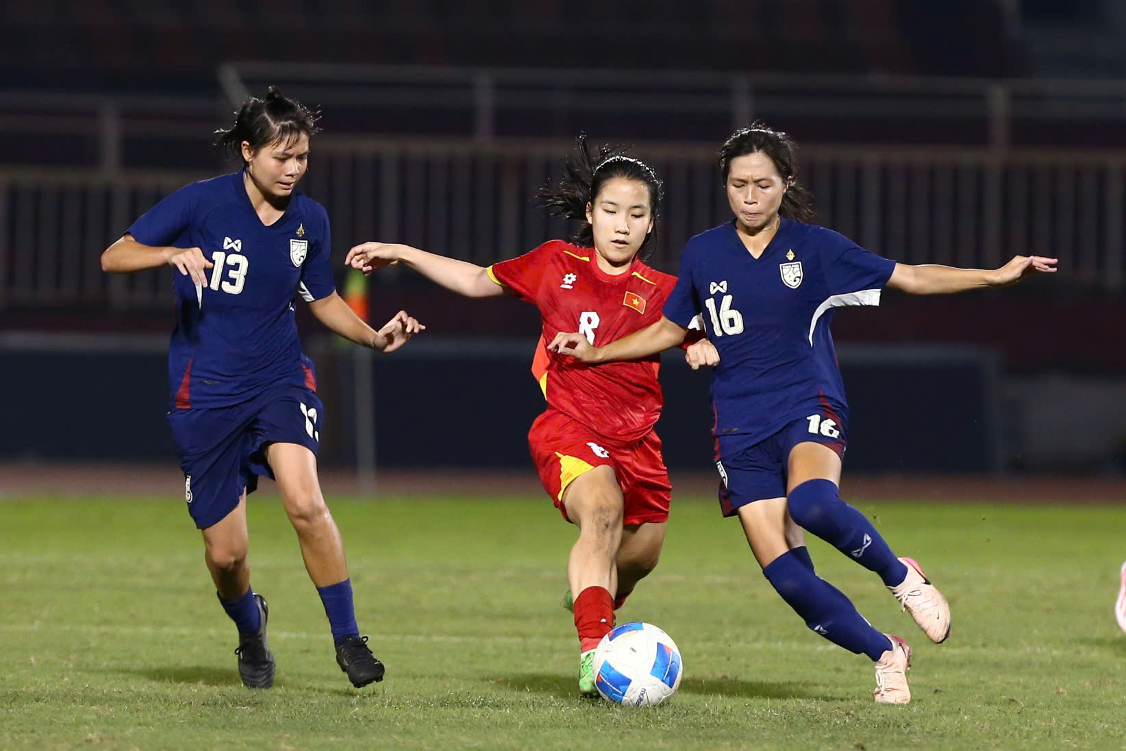 Thất bại trước Thái Lan, HLV U19 nữ Việt Nam nhắm đến U20 World Cup - Ảnh 1.