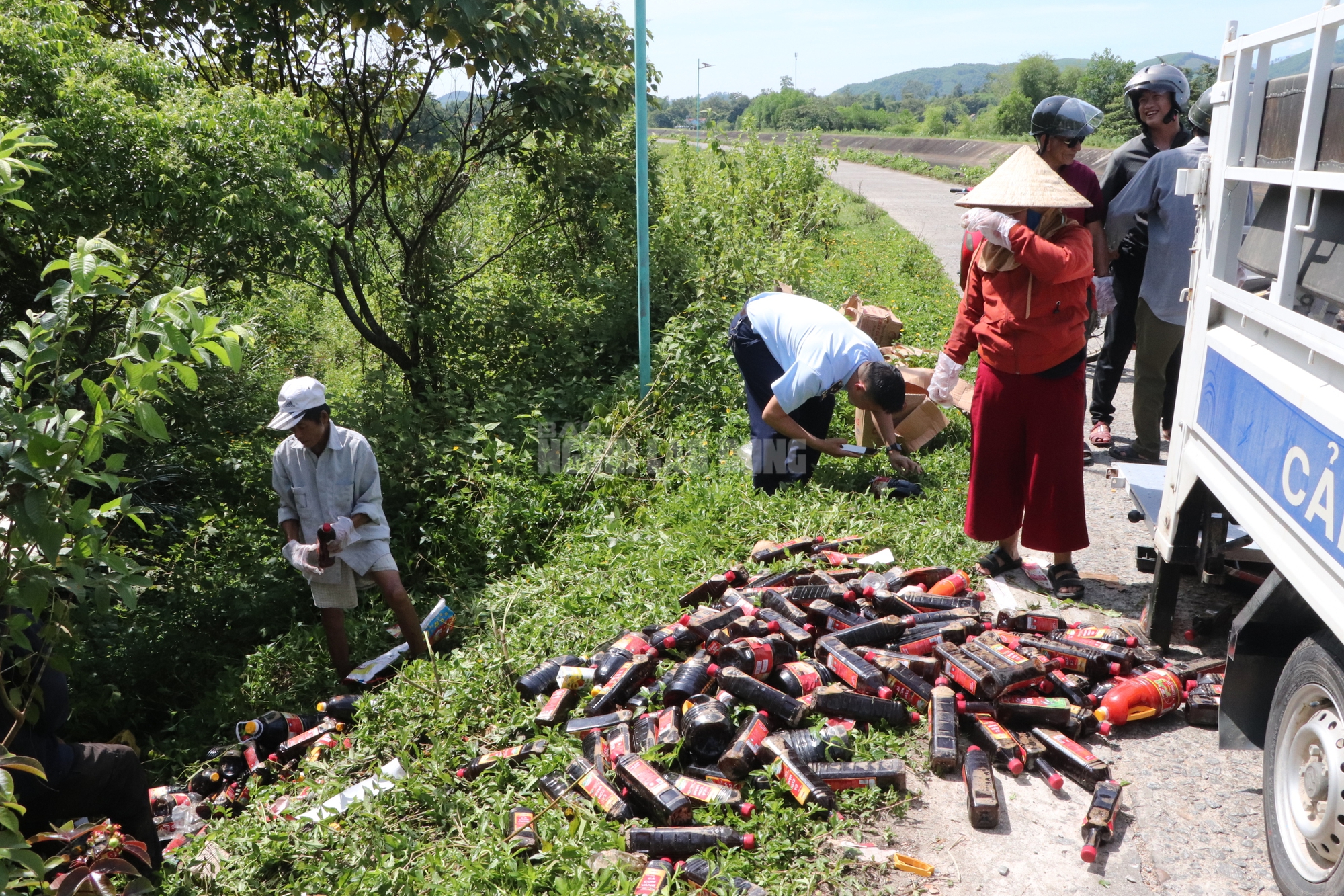 Hàng ngàn chai nước mắm bị vứt bỏ ở Quảng Nam: Sản phẩm hết hạn sử dụng- Ảnh 2. Hàng ngàn chai nước mắm bị vứt bỏ ở Quảng Nam: Sản phẩm hết hạn sử dụng- Ảnh 2.