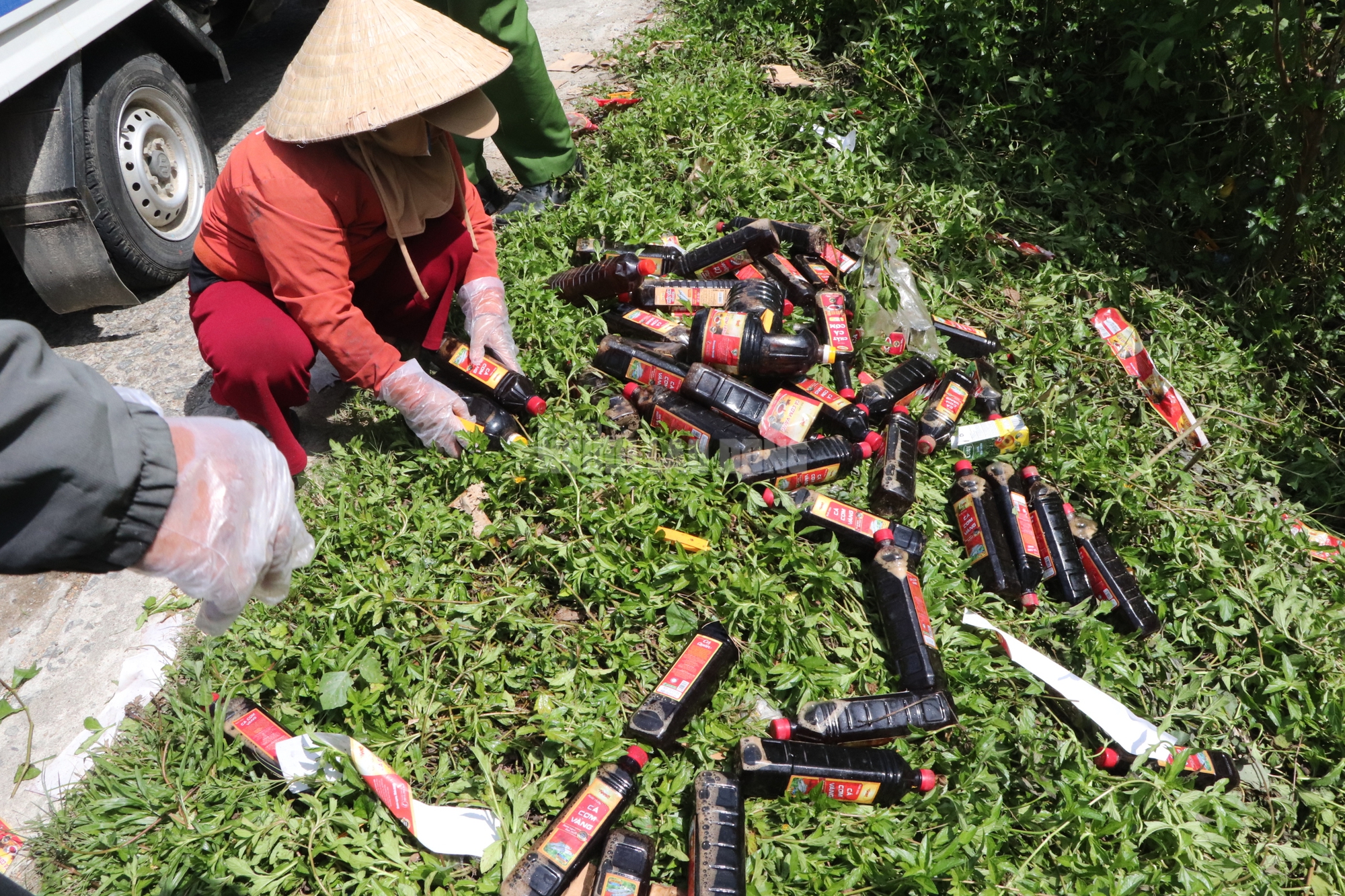 Hàng ngàn chai nước mắm bị vứt bỏ ở Quảng Nam: Sản phẩm hết hạn sử dụng- Ảnh 3. Hàng ngàn chai nước mắm bị vứt bỏ ở Quảng Nam: Sản phẩm hết hạn sử dụng- Ảnh 3.