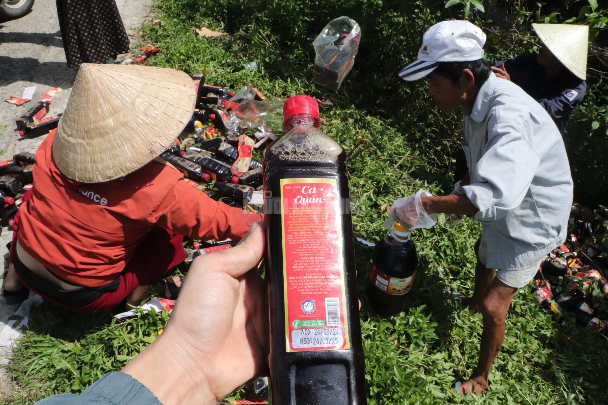 Hàng ngàn chai nước mắm bị vứt bỏ ở Quảng Nam: Sản phẩm hết hạn sử dụng- Ảnh 6. Hàng ngàn chai nước mắm bị vứt bỏ ở Quảng Nam: Sản phẩm hết hạn sử dụng- Ảnh 6.