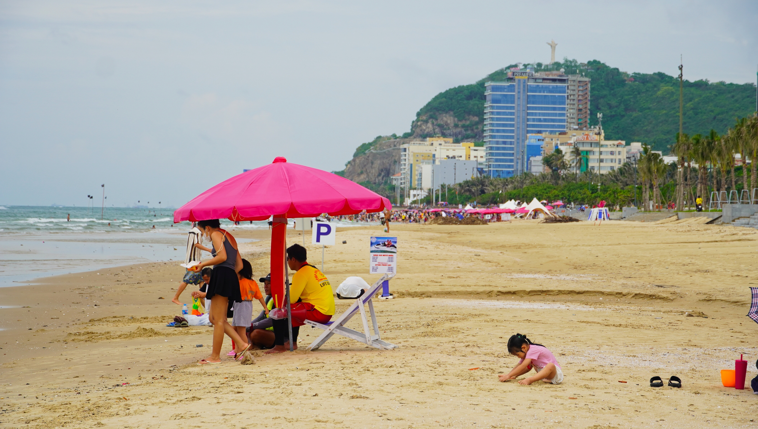 Bãi Sau "hồi sinh" sau hình ảnh “chưa từng có”, du khách yên tâm trở lại- Ảnh 4. Bãi Sau "hồi sinh" sau hình ảnh “chưa từng có”, du khách yên tâm trở lại- Ảnh 4.