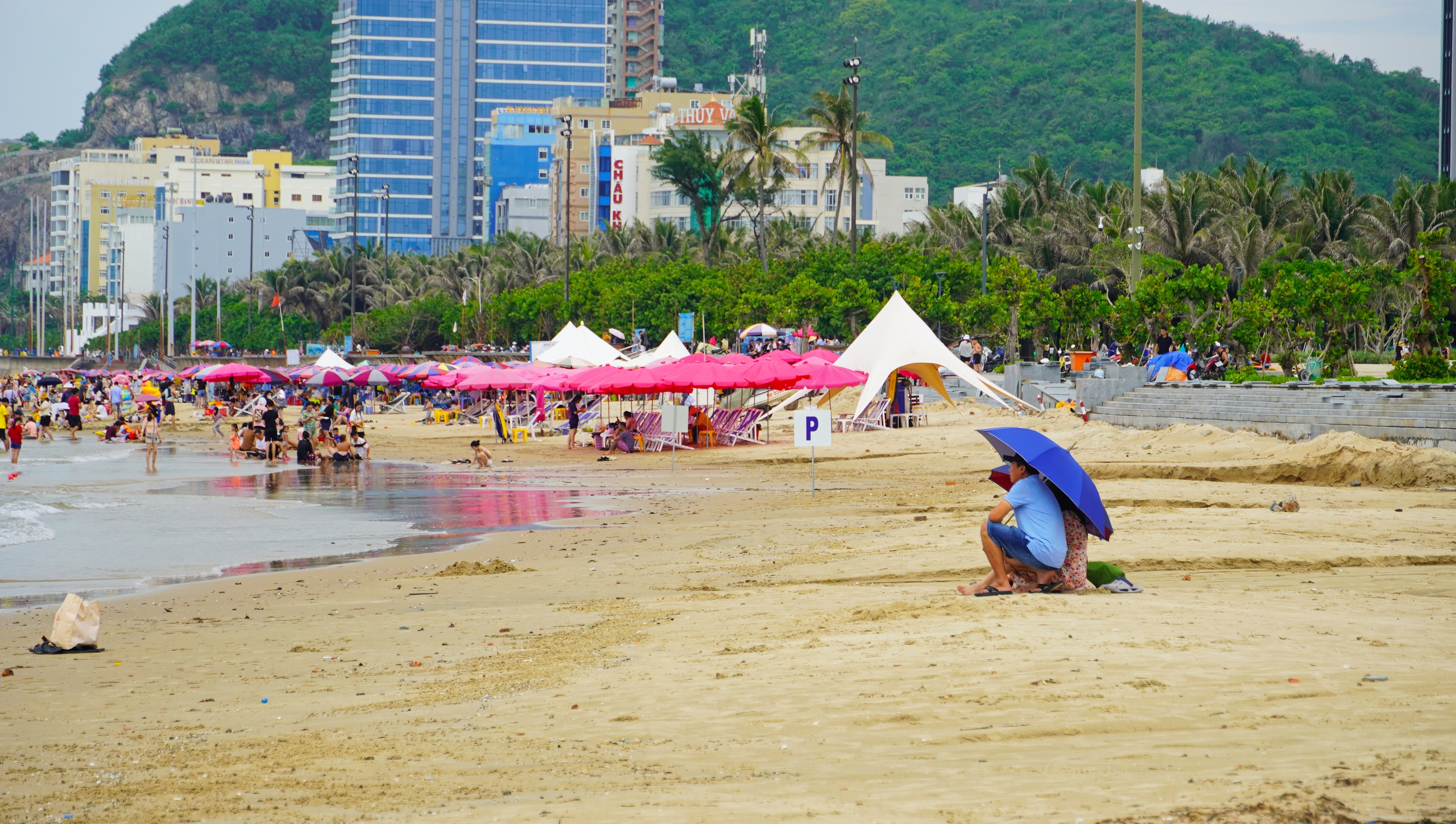 Bãi Sau "hồi sinh" sau hình ảnh “chưa từng có”, du khách yên tâm trở lại- Ảnh 1. Bãi Sau "hồi sinh" sau hình ảnh “chưa từng có”, du khách yên tâm trở lại- Ảnh 1.