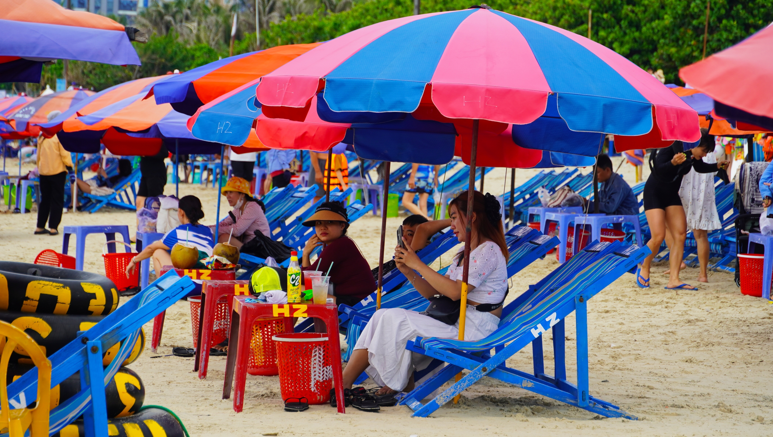 Bãi Sau "hồi sinh" sau hình ảnh “chưa từng có”, du khách yên tâm trở lại- Ảnh 2. Bãi Sau "hồi sinh" sau hình ảnh “chưa từng có”, du khách yên tâm trở lại- Ảnh 2.