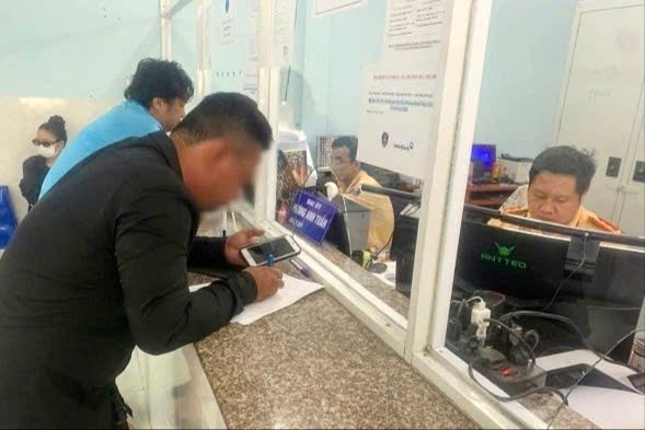 Xử lý tài xế xe tải làm rơi vãi bùn đất ngay giao lộ ở quận 8, TP HCM- Ảnh 1. Xử lý tài xế xe tải làm rơi vãi bùn đất ngay giao lộ ở quận 8, TP HCM- Ảnh 1.