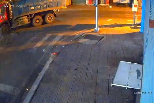 Xử lý tài xế xe tải làm rơi vãi bùn đất ngay giao lộ ở quận 8, TP HCM- Ảnh 2. Xử lý tài xế xe tải làm rơi vãi bùn đất ngay giao lộ ở quận 8, TP HCM- Ảnh 2.