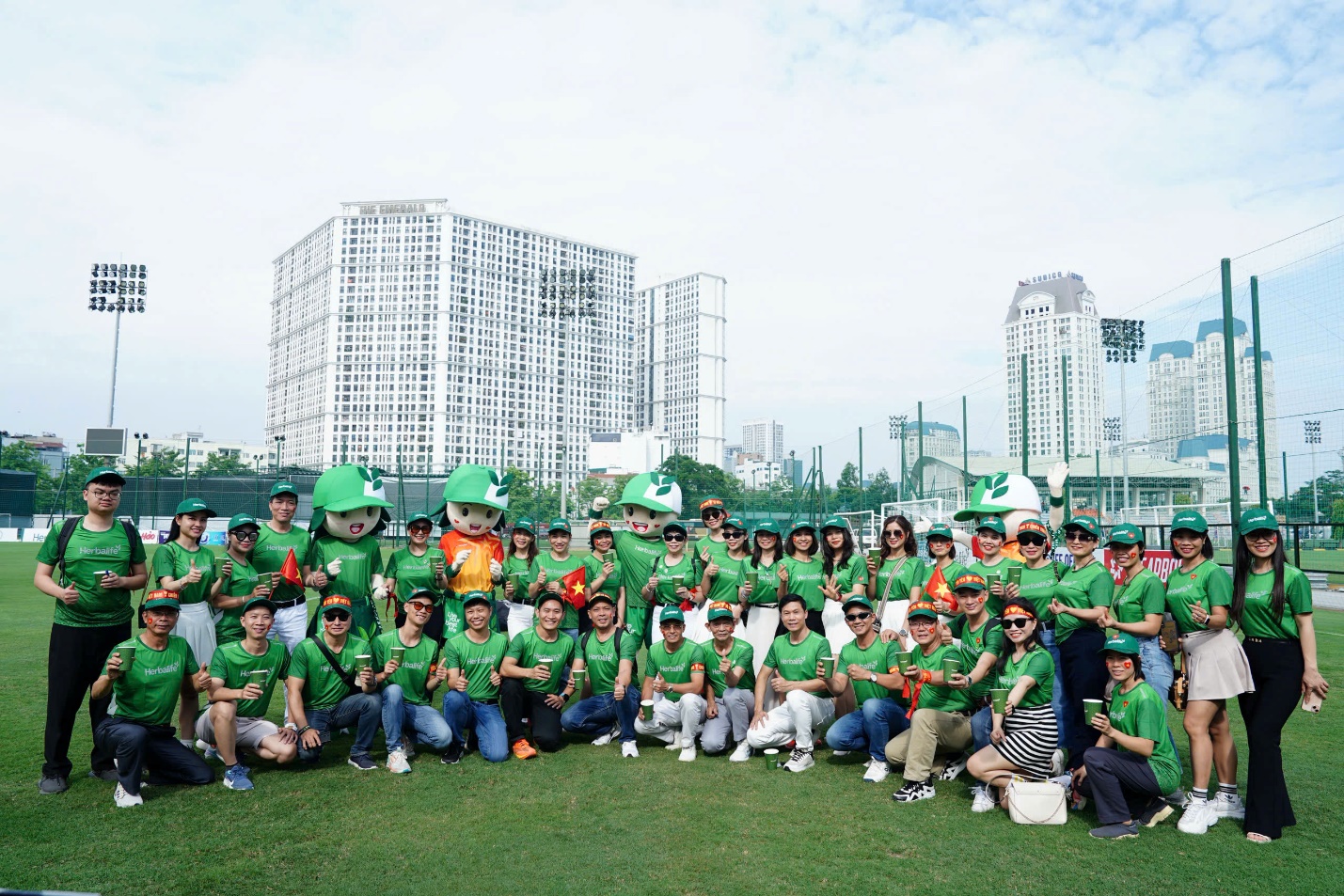 Cùng Herbalife Việt Nam tiếp sức cho các Đội tuyển Bóng đá Quốc gia Việt Nam- Ảnh 3. Cùng Herbalife Việt Nam tiếp sức cho các Đội tuyển Bóng đá Quốc gia Việt Nam- Ảnh 3.