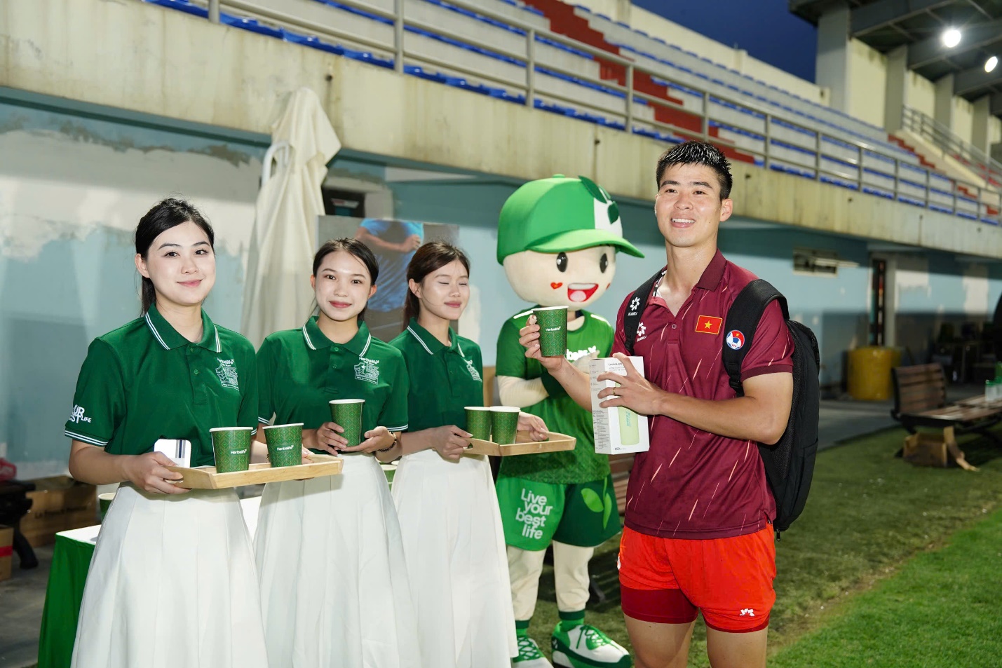 Cùng Herbalife Việt Nam tiếp sức cho các Đội tuyển Bóng đá Quốc gia Việt Nam- Ảnh 4. Cùng Herbalife Việt Nam tiếp sức cho các Đội tuyển Bóng đá Quốc gia Việt Nam- Ảnh 4.
