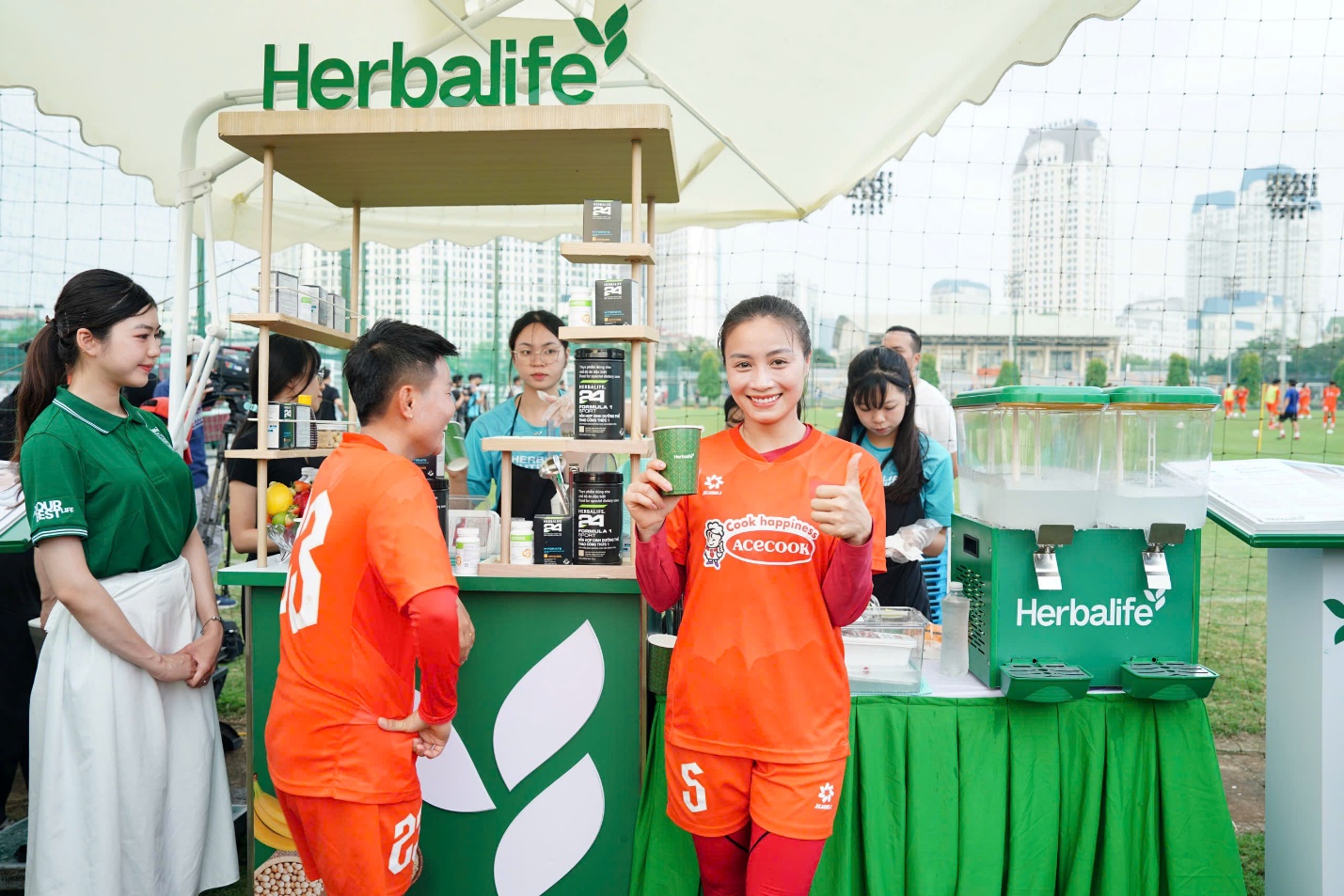 Cùng Herbalife Việt Nam tiếp sức cho các Đội tuyển Bóng đá Quốc gia Việt Nam- Ảnh 5. Cùng Herbalife Việt Nam tiếp sức cho các Đội tuyển Bóng đá Quốc gia Việt Nam- Ảnh 5.
