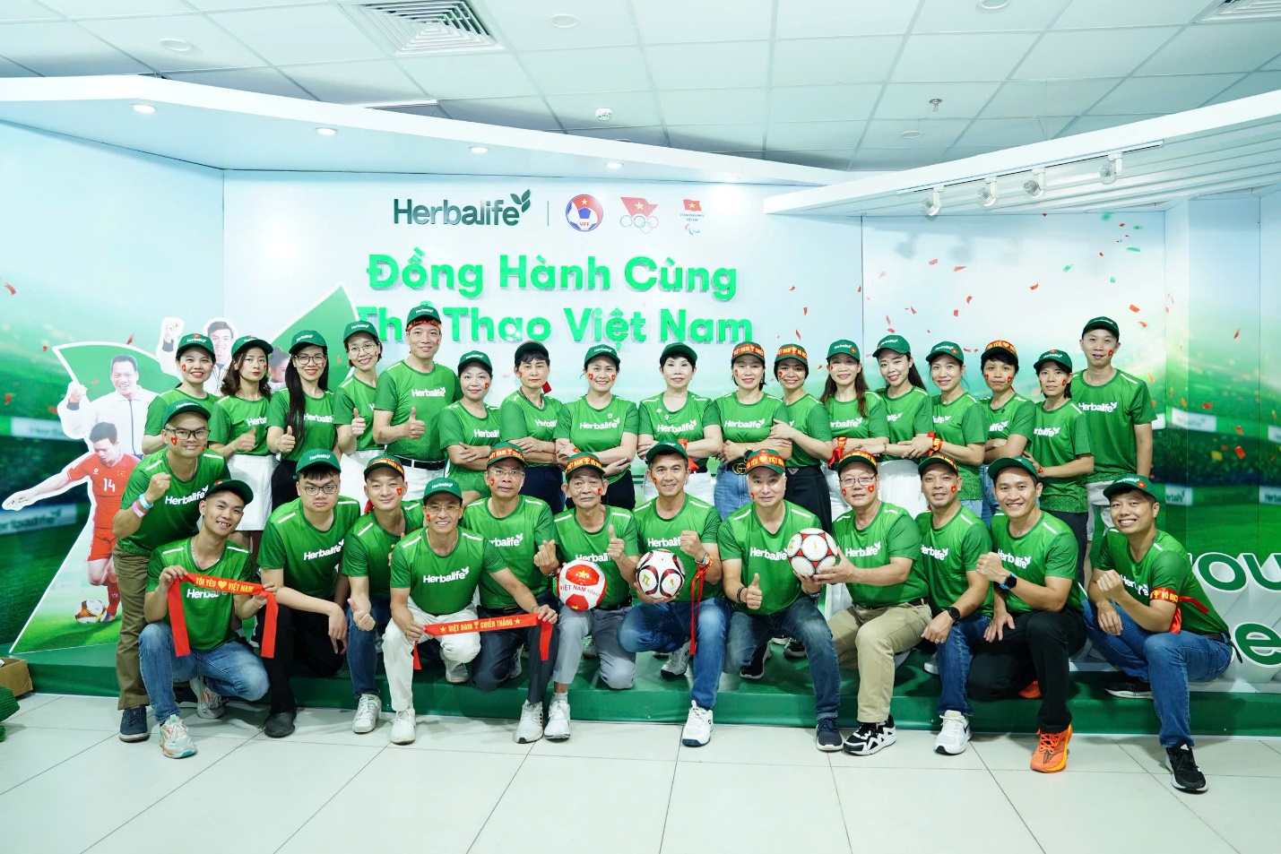 Cùng Herbalife Việt Nam tiếp sức cho các Đội tuyển Bóng đá Quốc gia Việt Nam- Ảnh 6. Cùng Herbalife Việt Nam tiếp sức cho các Đội tuyển Bóng đá Quốc gia Việt Nam- Ảnh 6.