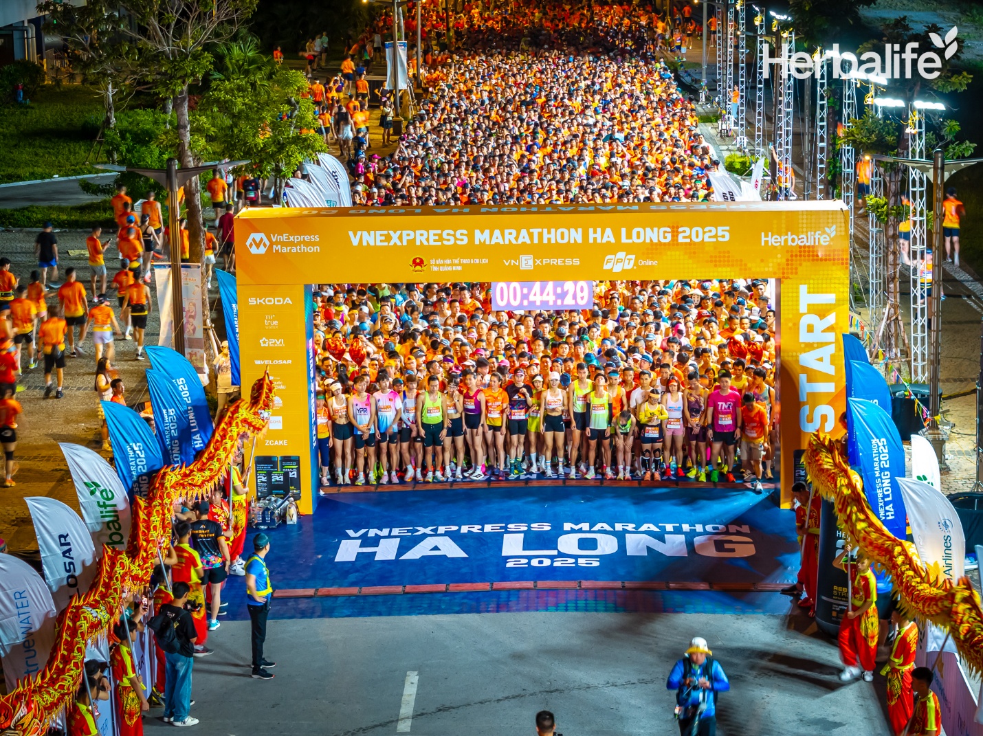 Herbalife Việt Nam đồng hành VnExpress Marathon Hạ Long 2025 kiến tạo cộng đồng tràn đầy năng lượng- Ảnh 1.