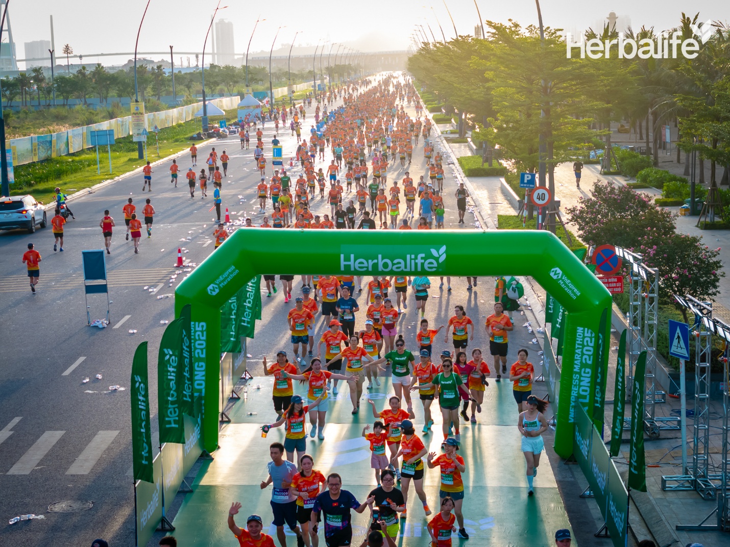 Herbalife Việt Nam đồng hành VnExpress Marathon Hạ Long 2025 kiến tạo cộng đồng tràn đầy năng lượng- Ảnh 3.