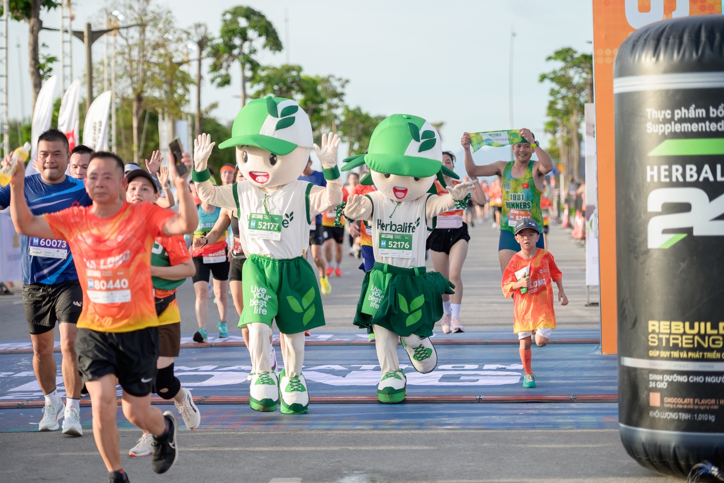 Herbalife Việt Nam đồng hành VnExpress Marathon Hạ Long 2025 kiến tạo cộng đồng tràn đầy năng lượng- Ảnh 6.