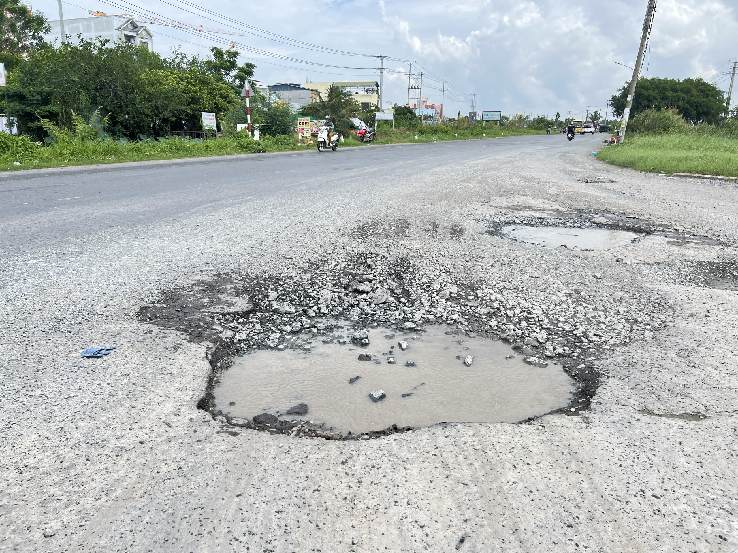 Quốc lộ qua 4 tỉnh miền Tây chi chít "ổ gà"- Ảnh 1.