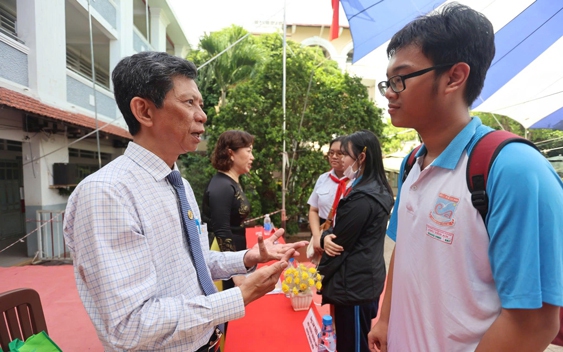 Nhiều trường ĐH bất ngờ bỏ tổ hợp xét tuyển khối C - Ảnh 2.