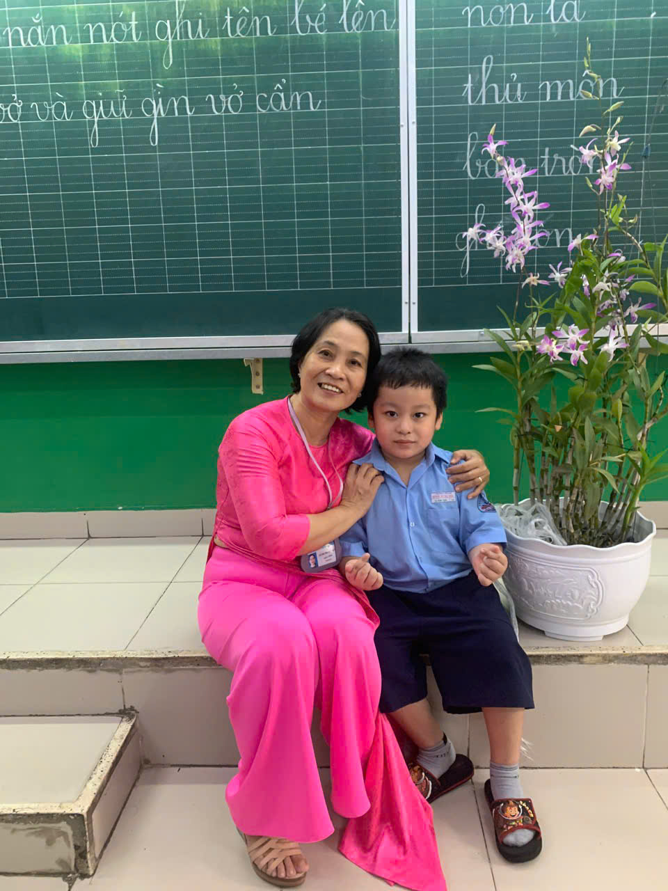 लेखन प्रतियोगिता प्रिय शिक्षिका: अपनी पहली कक्षा के छात्रों के प्रति समर्पित शिक्षिका - फोटो 1. Cuộc thi viết Người thầy kính yêu: Cô giáo tận tâm với học trò lớp 1- Ảnh 1.