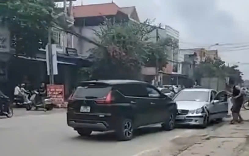 Vụ clip tài xế Xpander dùng xe mình "ghìm" xe Mercedes: Tài xế xe sang “phê” ma túy- Ảnh 1.