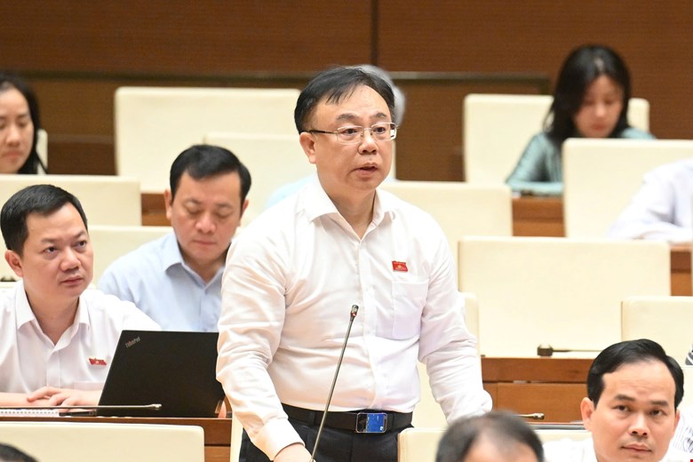 Para delegasi mempertanyakan kepada Menteri Pendidikan dan Pelatihan tentang solusi untuk mengakhiri  Đại biểu chất vấn Bộ trưởng GD-ĐT về giải pháp chấm dứt