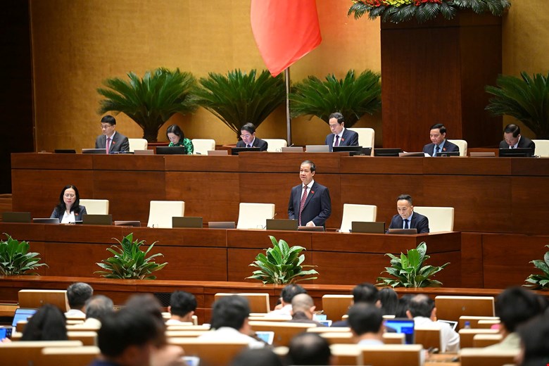 Para delegasi mempertanyakan kepada Menteri Pendidikan dan Pelatihan tentang solusi untuk mengakhiri  Đại biểu chất vấn Bộ trưởng GD-ĐT về giải pháp chấm dứt