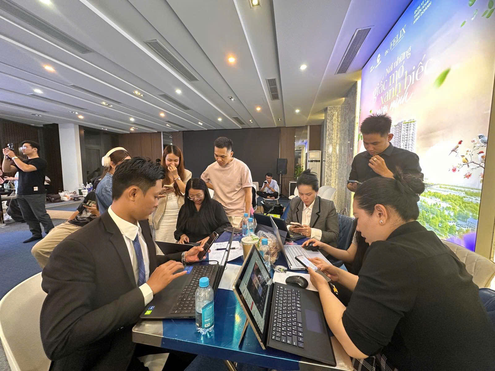 Podnikatel Nguyen Quoc Cuong poprvé v živém přenosu prodal 517 bytů přímo v živém vysílání - Foto 1. Lần đầu livestream, doanh nhân Nguyễn Quốc Cường bán 517 căn hộ ngay trên sóng- Ảnh 1.