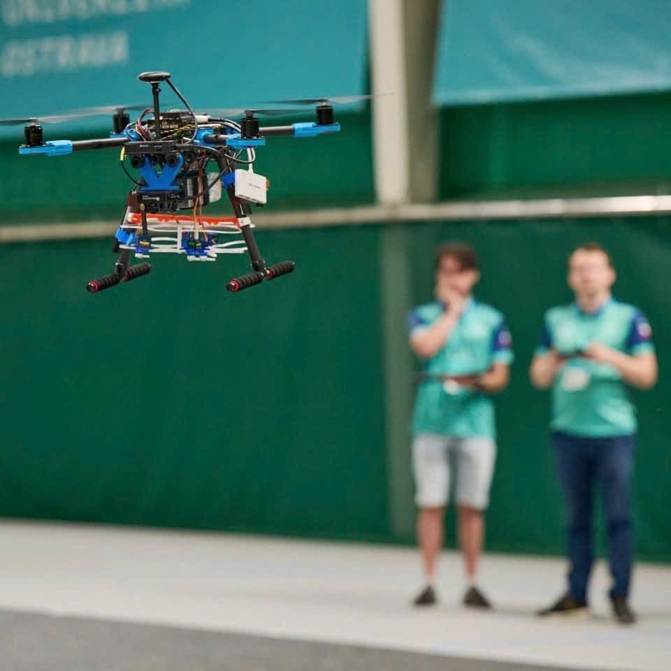Drone milik pelajar Vietnam memenangkan kompetisi internasional - Foto 3. Máy bay không người lái của sinh viên Việt Nam chiến thắng tại cuộc thi quốc tế- Ảnh 3.