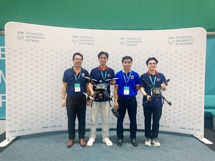 Drone milik pelajar Vietnam memenangkan kompetisi internasional - Foto 1. Máy bay không người lái của sinh viên Việt Nam chiến thắng tại cuộc thi quốc tế- Ảnh 1.