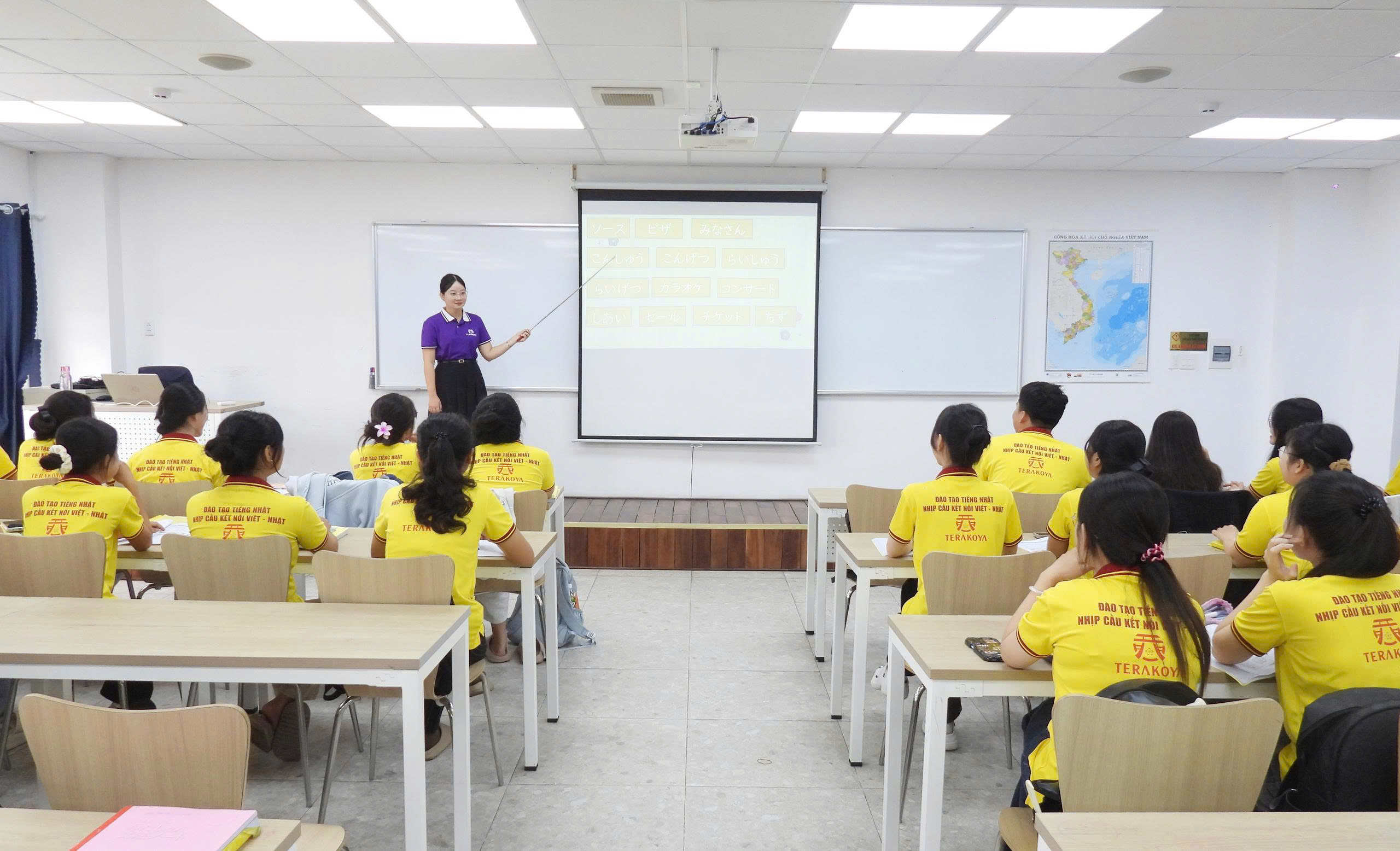 Cuu Long University طلباء کو انٹرن شپ کے لیے بھیجنے اور بیرون ملک کام کرنے کے لیے تعاون کو مضبوط کرتی ہے - تصویر 4۔ Trường ĐH Cửu Long tăng cường hợp tác đưa sinh viên đi thực tập, làm việc ở nước ngoài- Ảnh 4.