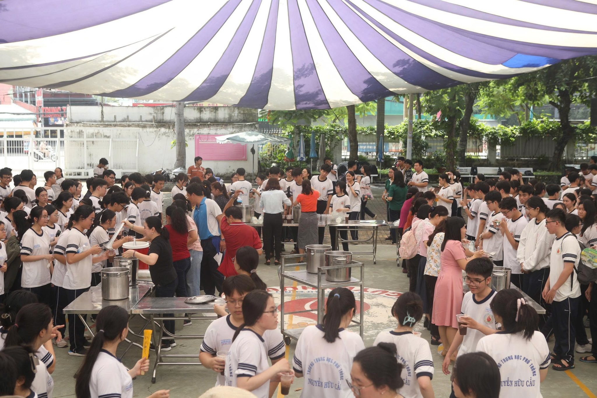 Giấu thầy hiệu trưởng, học sinh tạo bất ngờ vì hành động đáng yêu  - Ảnh 6.