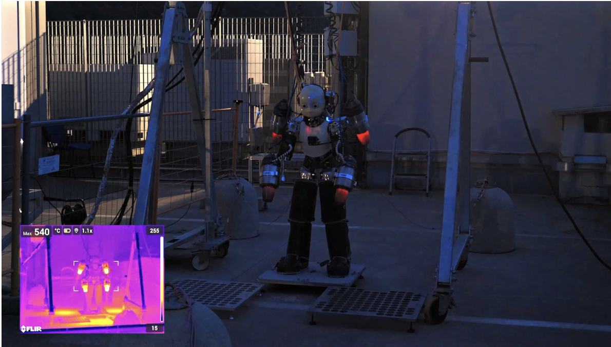 CLIP: Robot hình người biết bay đầu tiên trên thế giới - Ảnh 1.