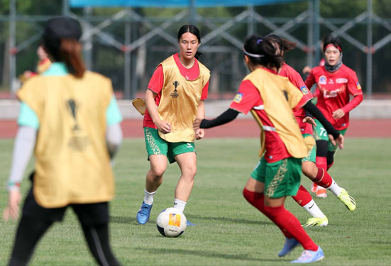 NAMMI NGUYỄN bén duyên với bóng đá VIỆT - Ảnh 1. NAMMI NGUYỄN bén duyên với bóng đá VIỆT - Ảnh 1.