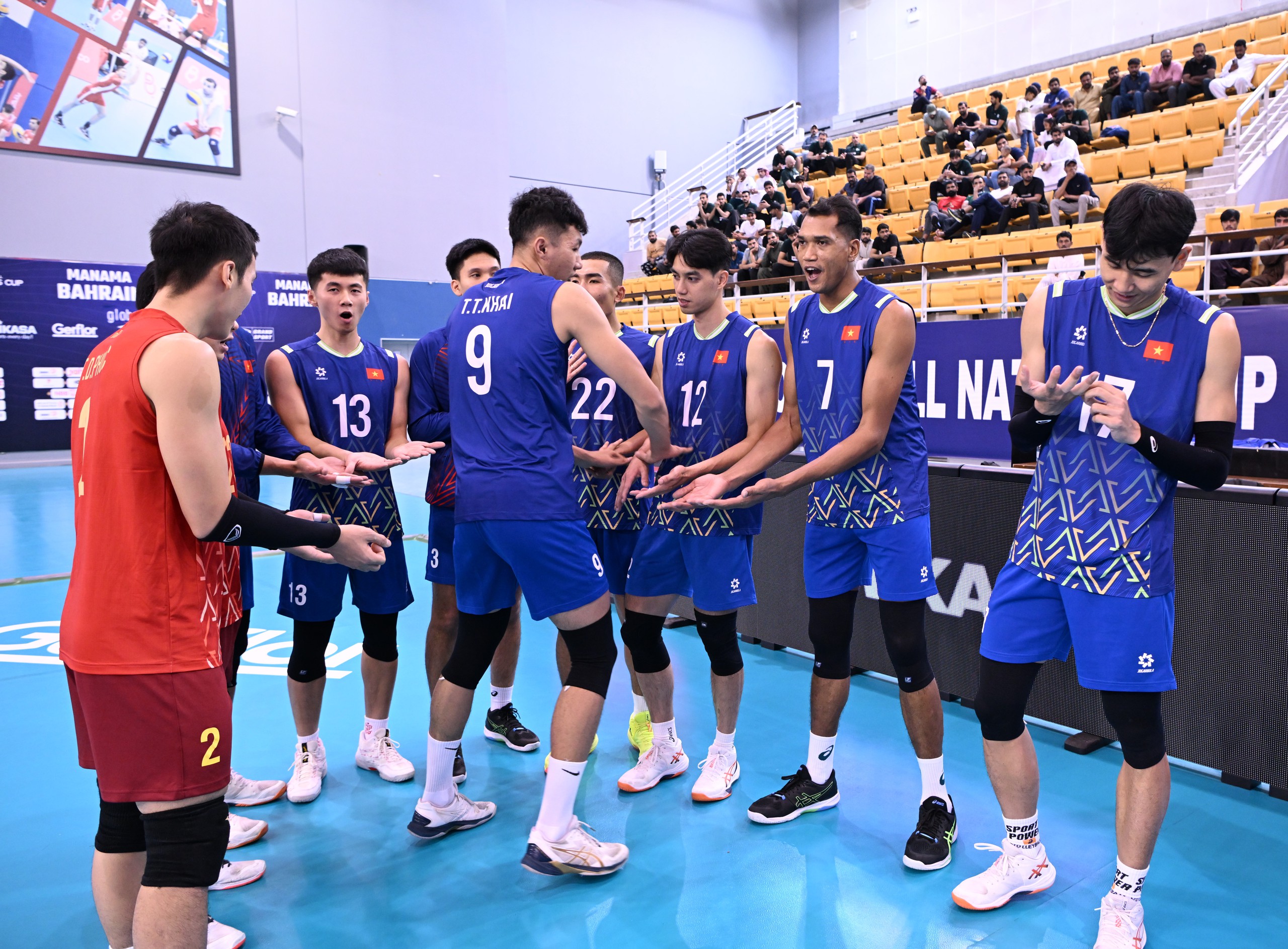 Bóng chuyền Việt Nam suýt lật đổ Qatar tại tứ kết AVC Nations Cup- Ảnh 1. Bóng chuyền Việt Nam suýt lật đổ Qatar tại tứ kết AVC Nations Cup- Ảnh 1.