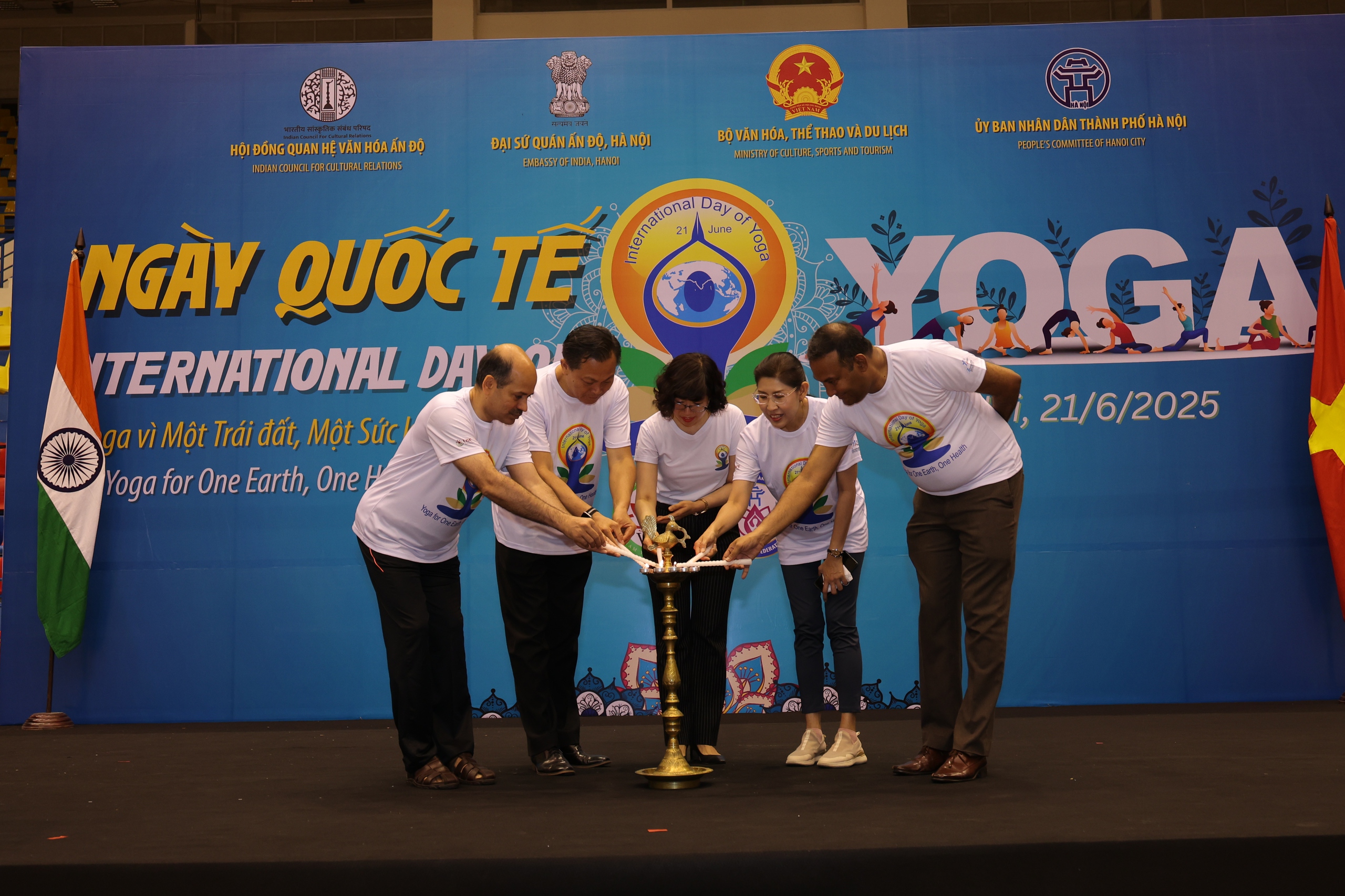 Những hình ảnh Ngày Quốc tế Yoga tại Việt Nam- Ảnh 1. Những hình ảnh Ngày Quốc tế Yoga tại Việt Nam- Ảnh 1.